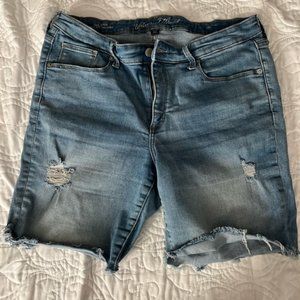 Universal thread, mid rise Bermuda shorts
